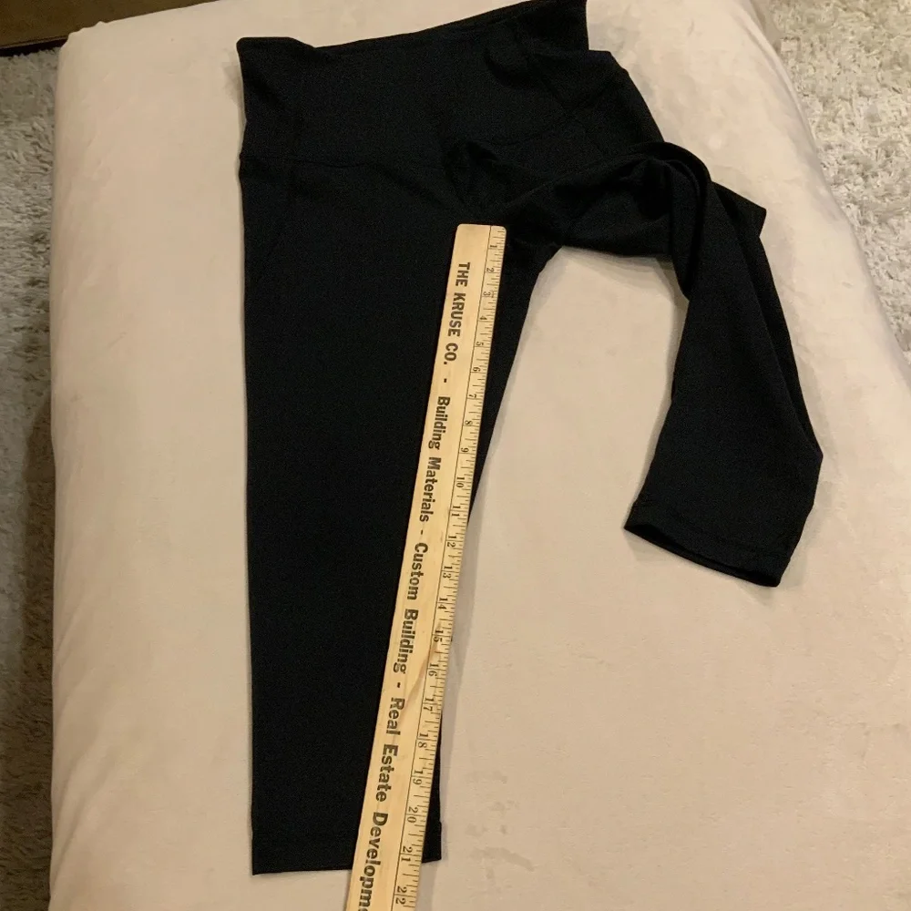 Zella Black M Capri leggings Active Yoga Gym Travel Adventure Outdoor Normcore